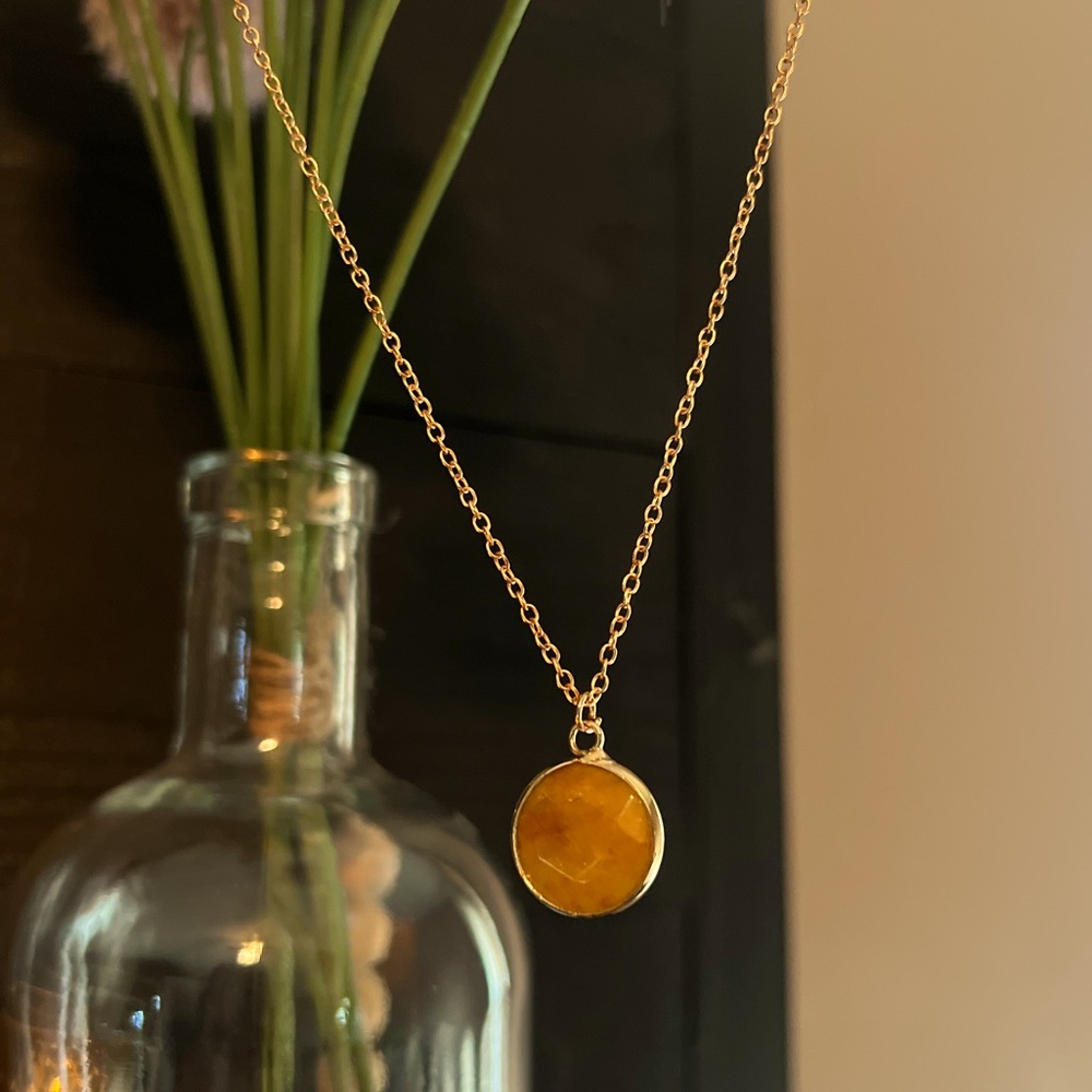 Beautiful and elegant. Yellow and gold pendant - 18”